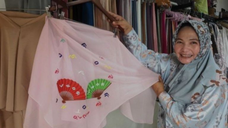 Ibu Rumah Tangga Andi Tiara Pertiwi Rahman Sukses Jual Hijab Berbasis Pewarna Alami Kulit Pisang