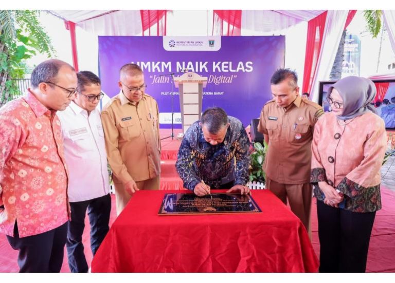 Wamen UMKM Resmikan PLUT Sumatera Barat dan Luncurkan Mikronect