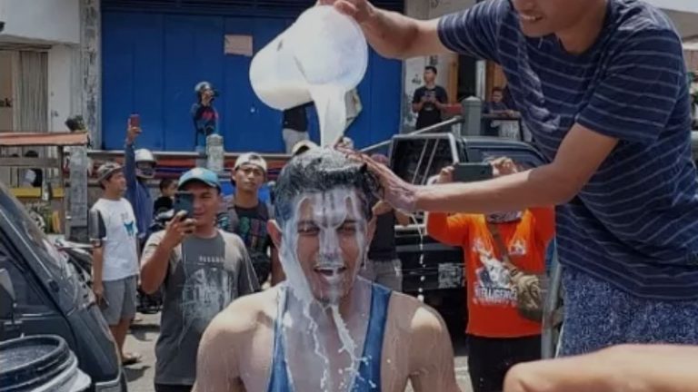 Peternak Susu Boyolali Gelar Aksi Guyur Susu di Depan Kantor Disnakan