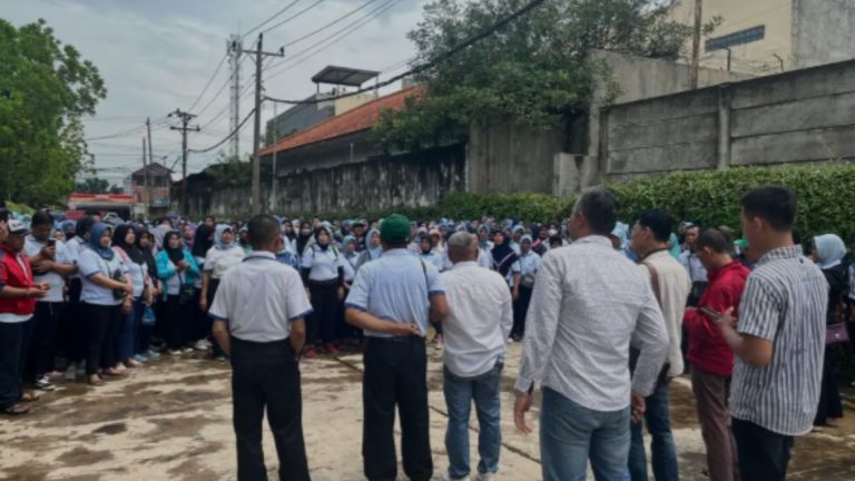 Buruh PT Bitratex Gelar Aksi Tuntut Hak Pesangon yang Tertunda