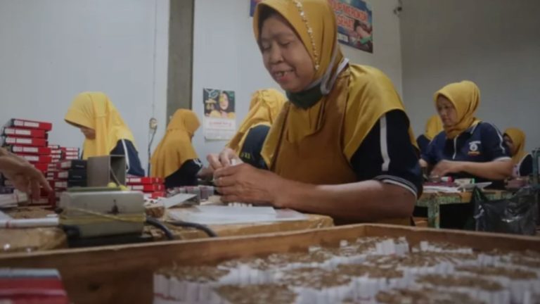 Pabrik Rokok Kudus Berjuang Melawan Rokok Ilegal yang Merugikan