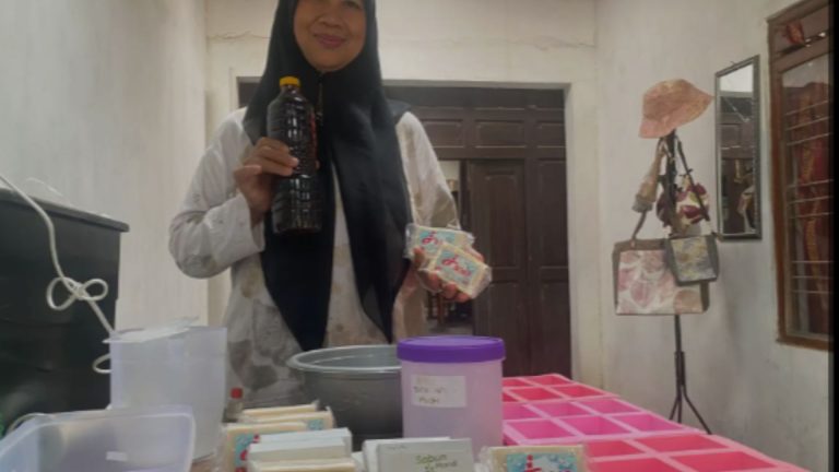 Ningrum Ubah Minyak Jelantah Jadi Sabun, Menjaga Lingkungan dan Perekonomian