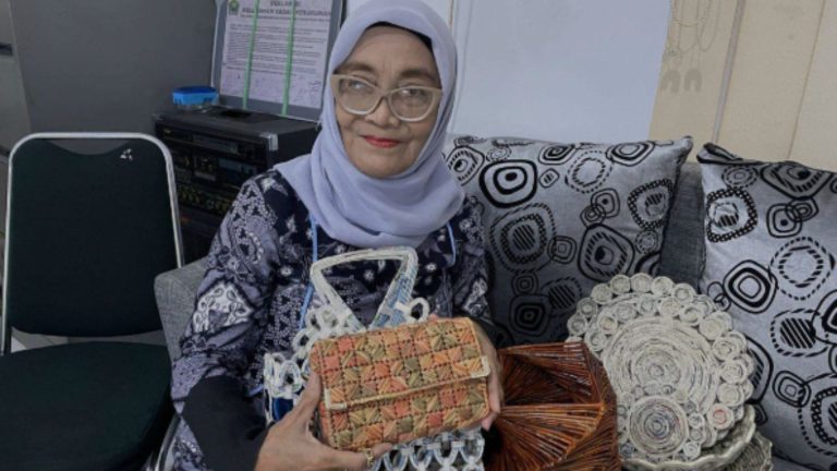 Mima Craft, Solusi Ramah Lingkungan dengan Kerajinan dari Koran Bekas dan Plastik
