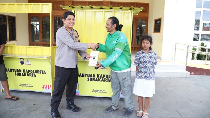 Polresta Solo Salurkan Gerobak dan Modal Usaha untuk UMKM