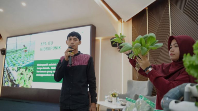Geti media UKM - Hijaukan Kota dan Tingkatkan Pendapatan, Pusri Gelar Pelatihan Urban Farming di Palembang